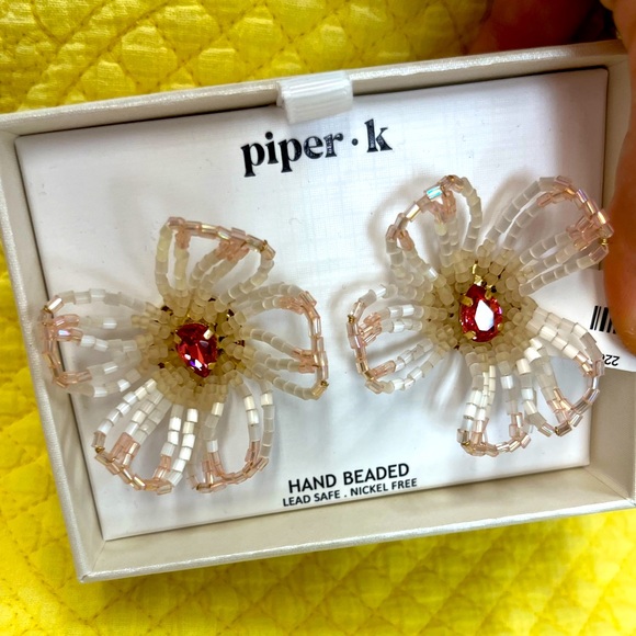 piper k Jewelry - NWT ⚜️🤎⚜️ Piper K Viral Beaded Beige Flower Earrings